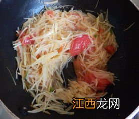 西红柿炒土豆丝先炒什么