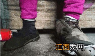 梦见穿破烂鞋子是什么意思 梦见穿破烂鞋子