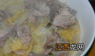 东北排骨炖酸菜的做法 做酸菜炖排骨的步骤