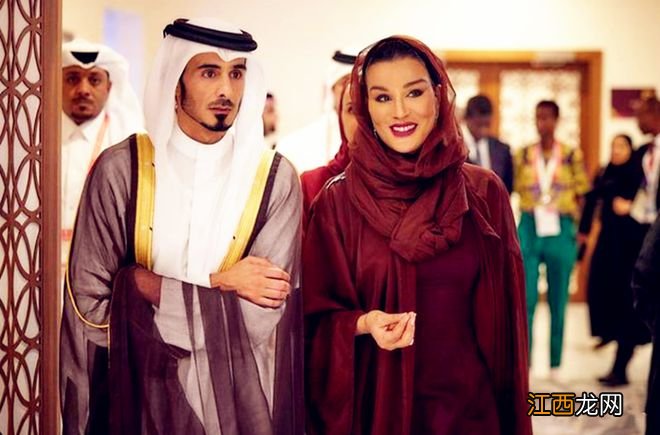 卡塔尔第一王子有多奢华,百万白袍配真丝衫,纯金袖边显王者气概