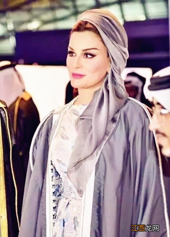 卡塔尔第一王子有多奢华,百万白袍配真丝衫,纯金袖边显王者气概