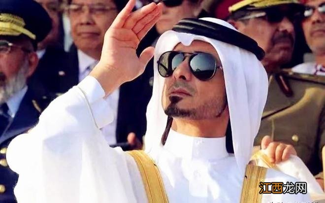 卡塔尔第一王子有多奢华,百万白袍配真丝衫,纯金袖边显王者气概