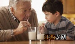 老年人喝奶粉的好处和坏处 老年人喝奶粉的好处