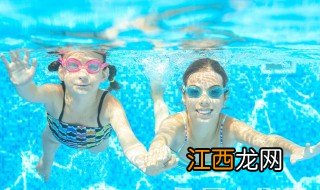 游泳时在水里怎么站起来 游泳在水里怎么起来