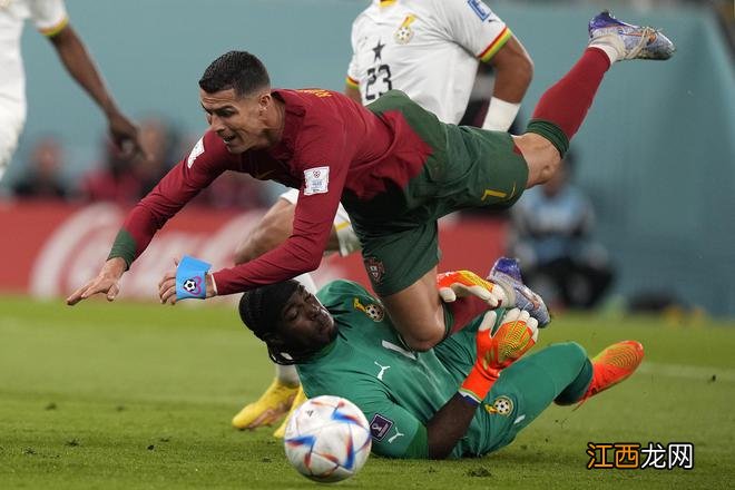 错失单刀！C罗第一次射门被扑出 球迷惋惜声响一片