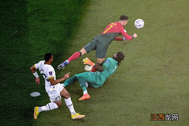 错失单刀！C罗第一次射门被扑出 球迷惋惜声响一片