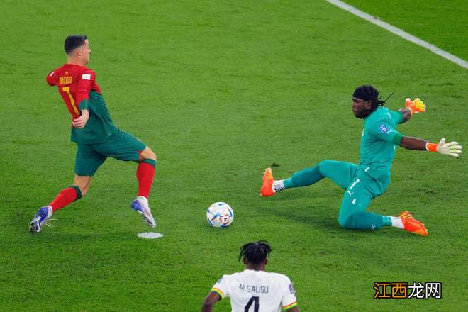 错失单刀！C罗第一次射门被扑出 球迷惋惜声响一片