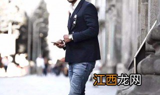 牛仔裤男搭配什么样的上衣 牛仔裤男搭配