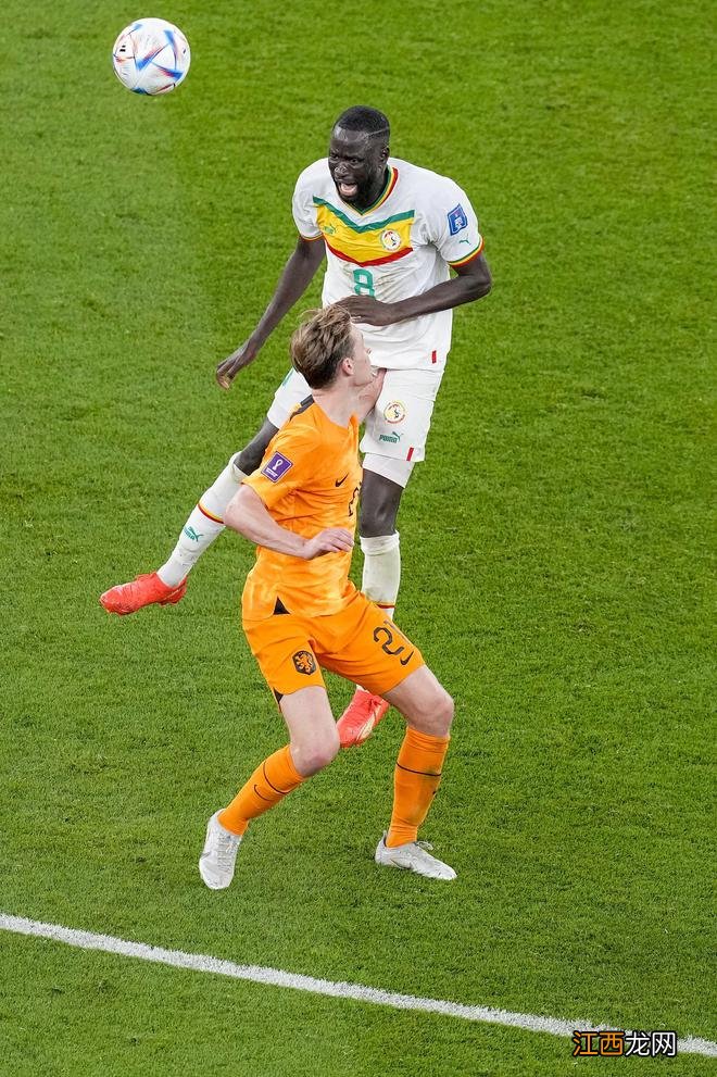 德容猴子偷桃抓伤对手下体 后者直接被担架抬下场