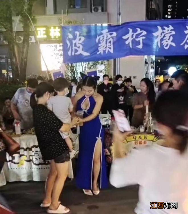 女子卖奶茶因穿着性感被举报，为什么网友说喜欢“炒粉姐”