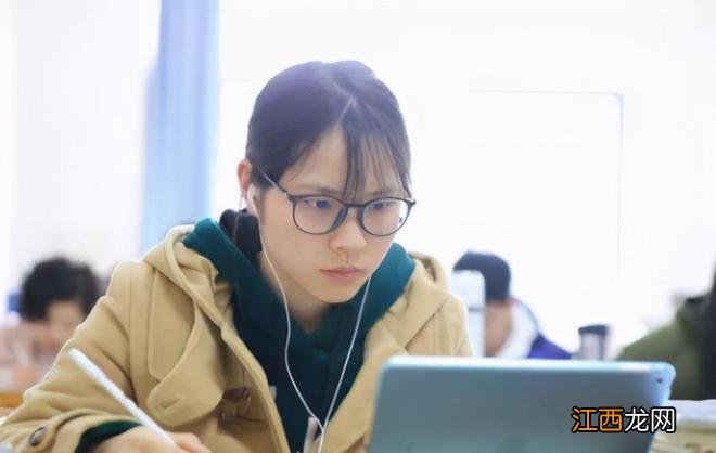 985大学生成绩好生活自律，学习锻炼样样不缺，导员：是个废人