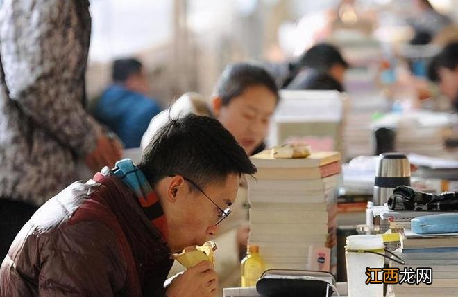 985大学生成绩好生活自律，学习锻炼样样不缺，导员：是个废人