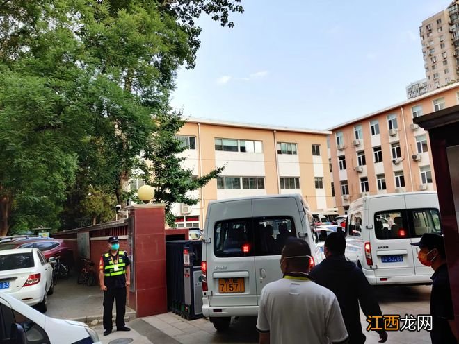 直击北京海淀高考试卷押运：民警六点左右押运试卷前往考点