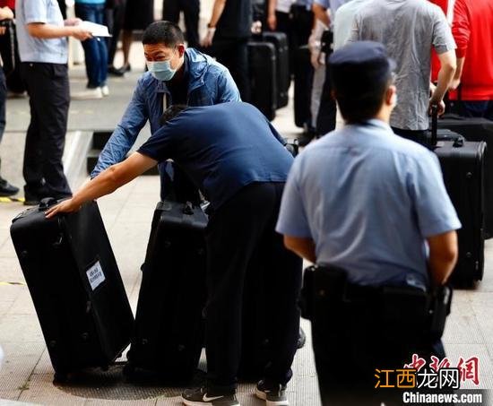 直击北京高考试卷押运：全程实时监控 民警随车护卫