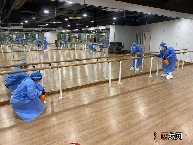 核酸采样教师、防疫礼包就位,上海校园静待高三高二学生归来