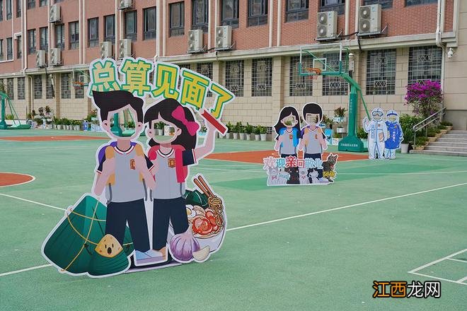 核酸采样教师、防疫礼包就位,上海校园静待高三高二学生归来