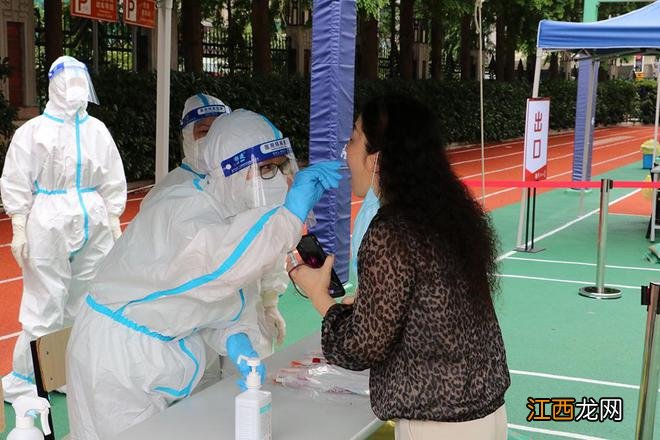 核酸采样教师、防疫礼包就位，上海校园静待高三高二学生归来