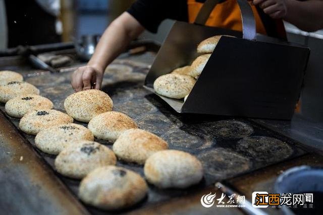 月薪1.2万!济南这家店铺要招本科生打烧饼