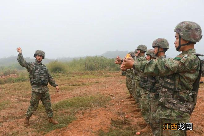 手榴弹，开投！第72集团军某旅严密组织手榴弹实投训练