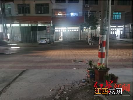 现场还原潮州特斯拉“失控”过程 路面两侧覆盖沙土 目击者：地上很多碎片