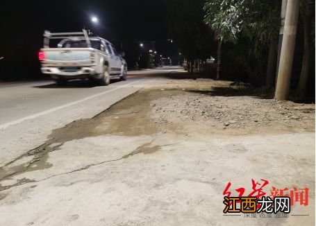 现场还原潮州特斯拉“失控”过程 路面两侧覆盖沙土 目击者：地上很多碎片