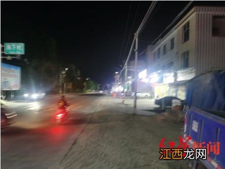 现场还原潮州特斯拉“失控”过程 路面两侧覆盖沙土 目击者：地上很多碎片