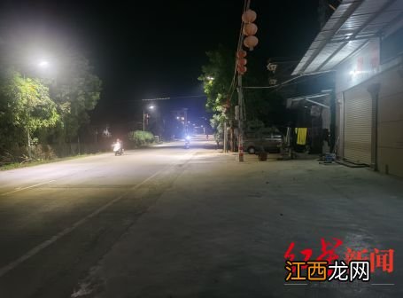 现场还原潮州特斯拉“失控”过程 路面两侧覆盖沙土 目击者：地上很多碎片