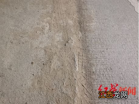 现场还原潮州特斯拉“失控”过程 路面两侧覆盖沙土 目击者：地上很多碎片